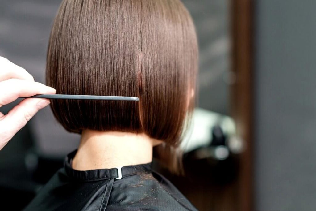 Coiffer cheveux court d'une femme