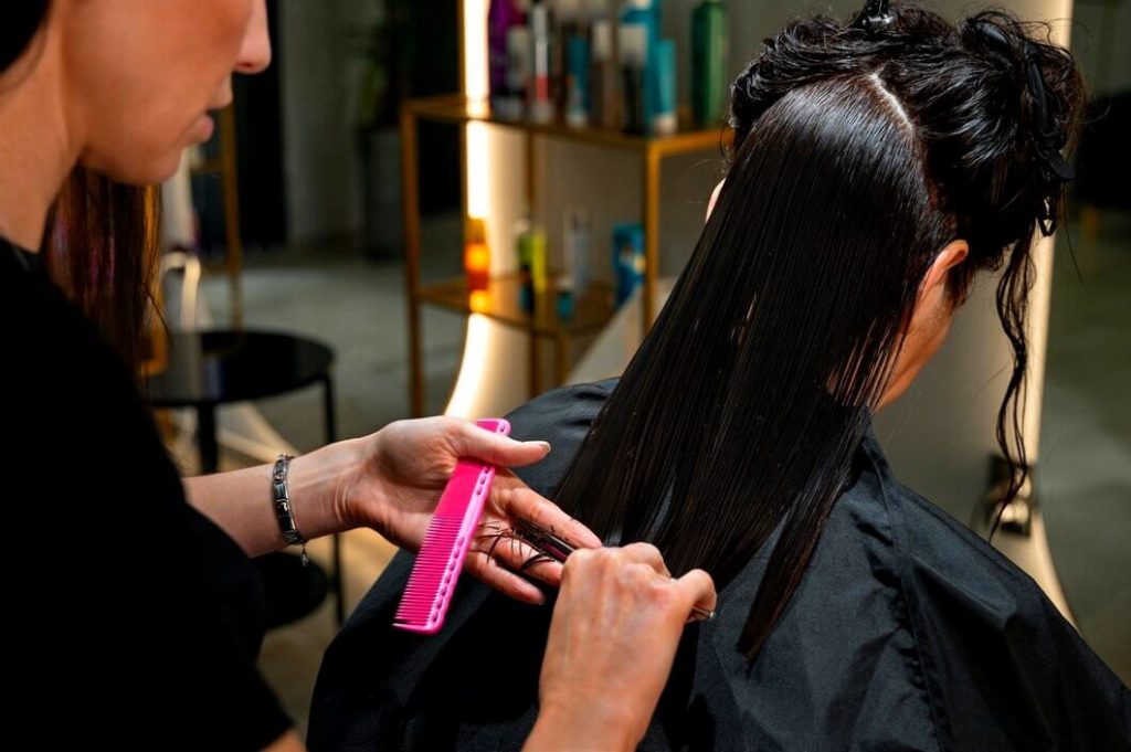 Femme au salon de coiffure - lissage brésilien