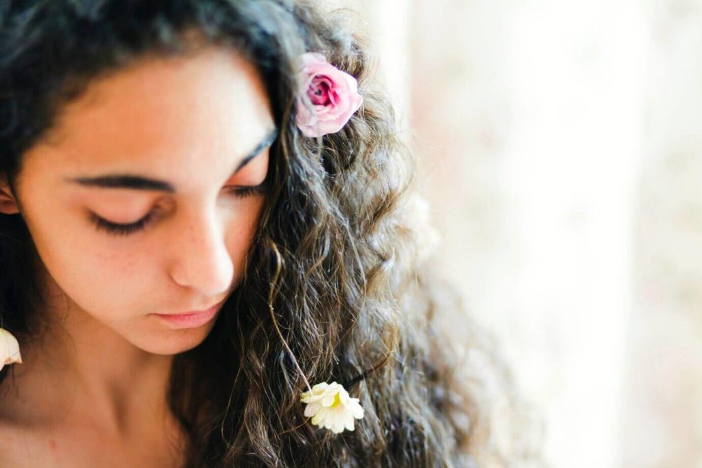 Femme avec cheveux bouclés