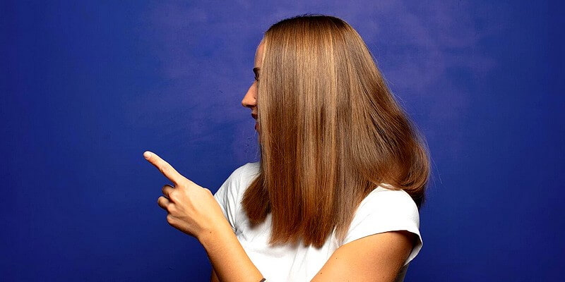 Femme avec cheveux lisses