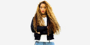 Jeune femme avec des cheveux frisés