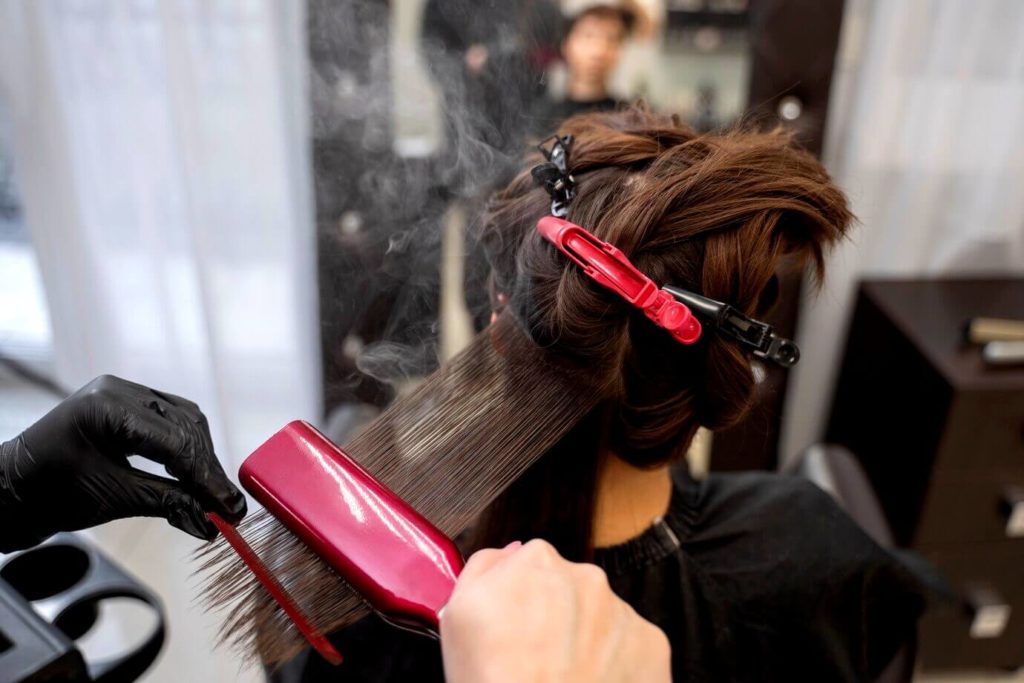 Lissage brésilien, femme au salon de coiffure