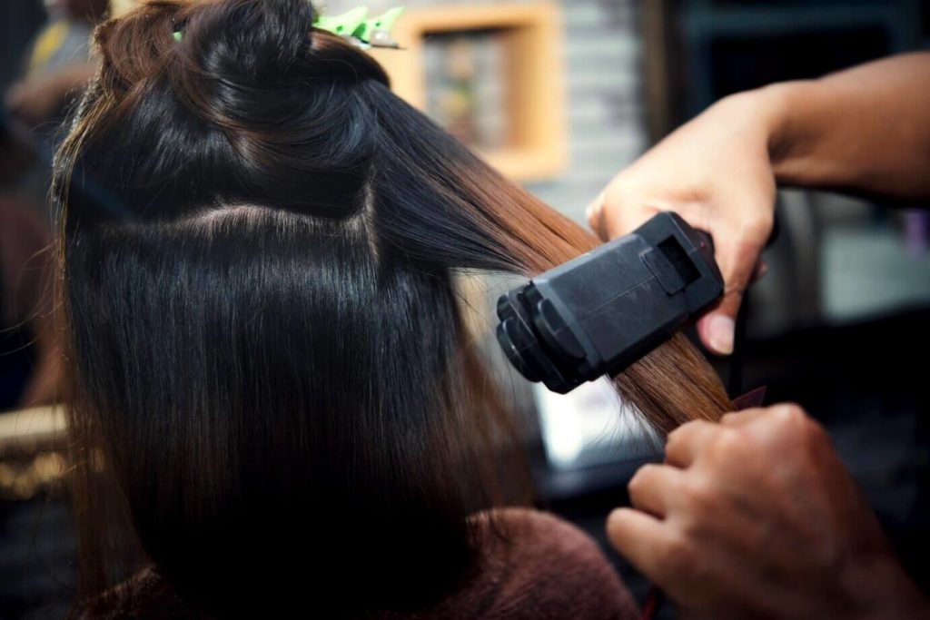 Lissage brésilien, une femme au salon de coiffure