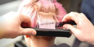 Lissage cheveux courts rose d'une femme