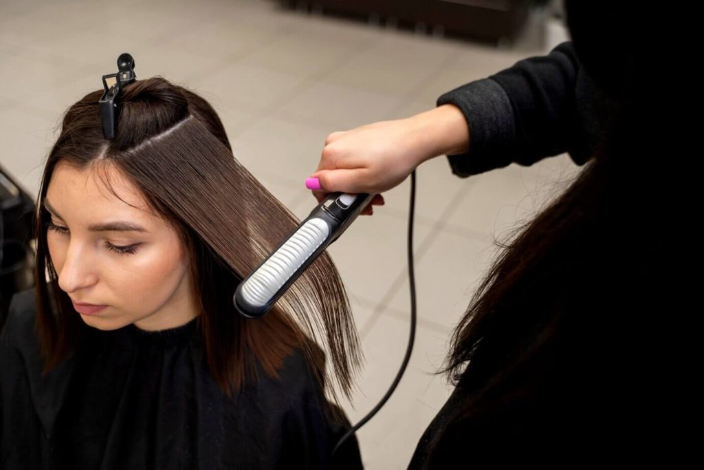 Lissage japonais, une femme au salon de coiffure