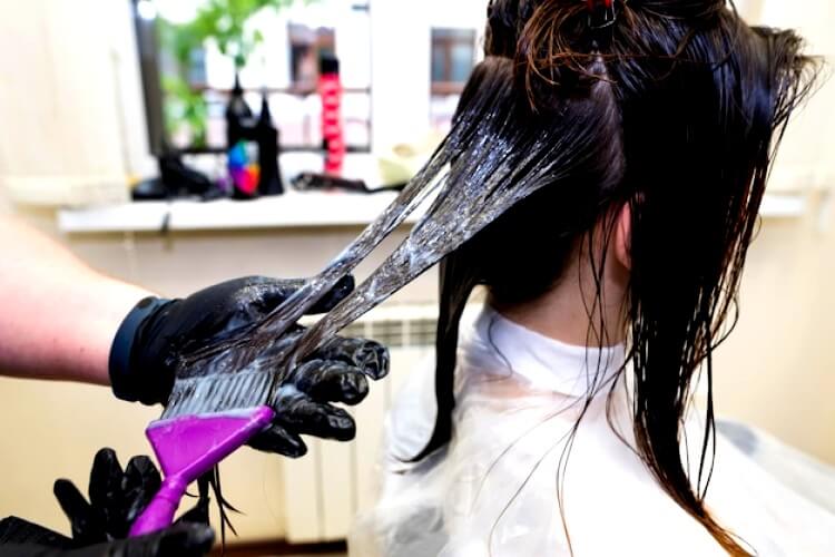 coiffeuse-qui-colorie-ses-cheveux