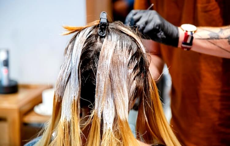 coloration-capillaire-professionnelle-pour-femmes-dans-salon-style-lumineux-tendance