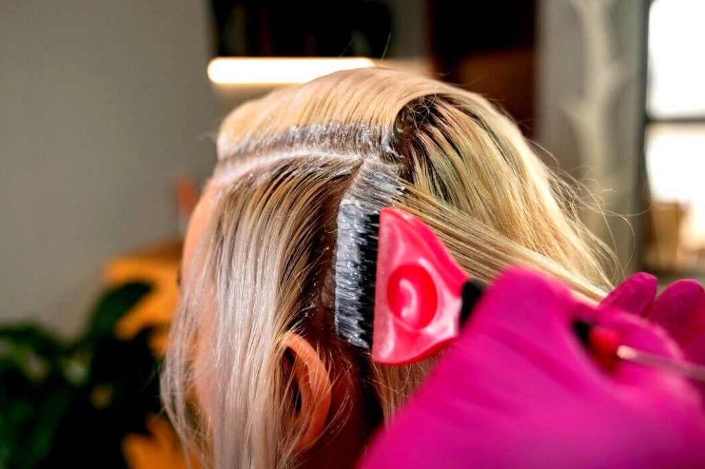 femme-au-salon-coiffure