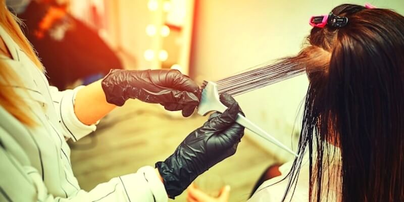 Lire la suite à propos de l’article Coloration et lissage brésilien : Comment procéder ?