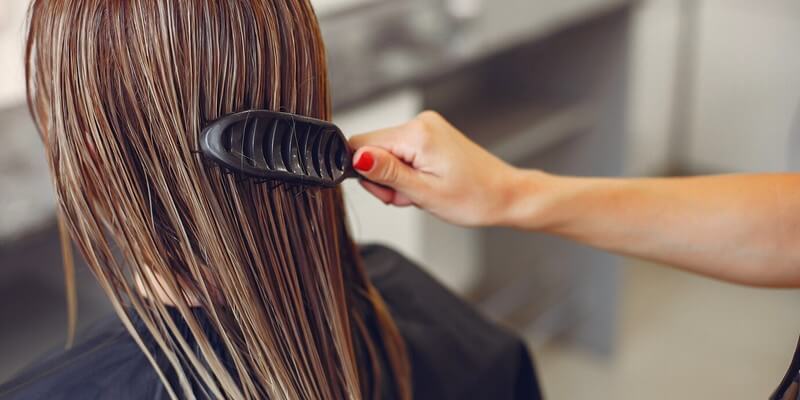 femme-seche-ses-cheveux-dans-salon-coiffure